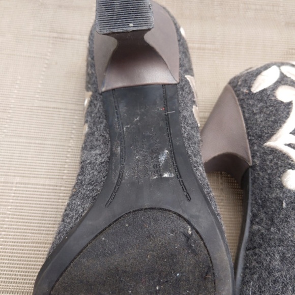 Size 10 Nine West grey heels - Picture 2 of 2